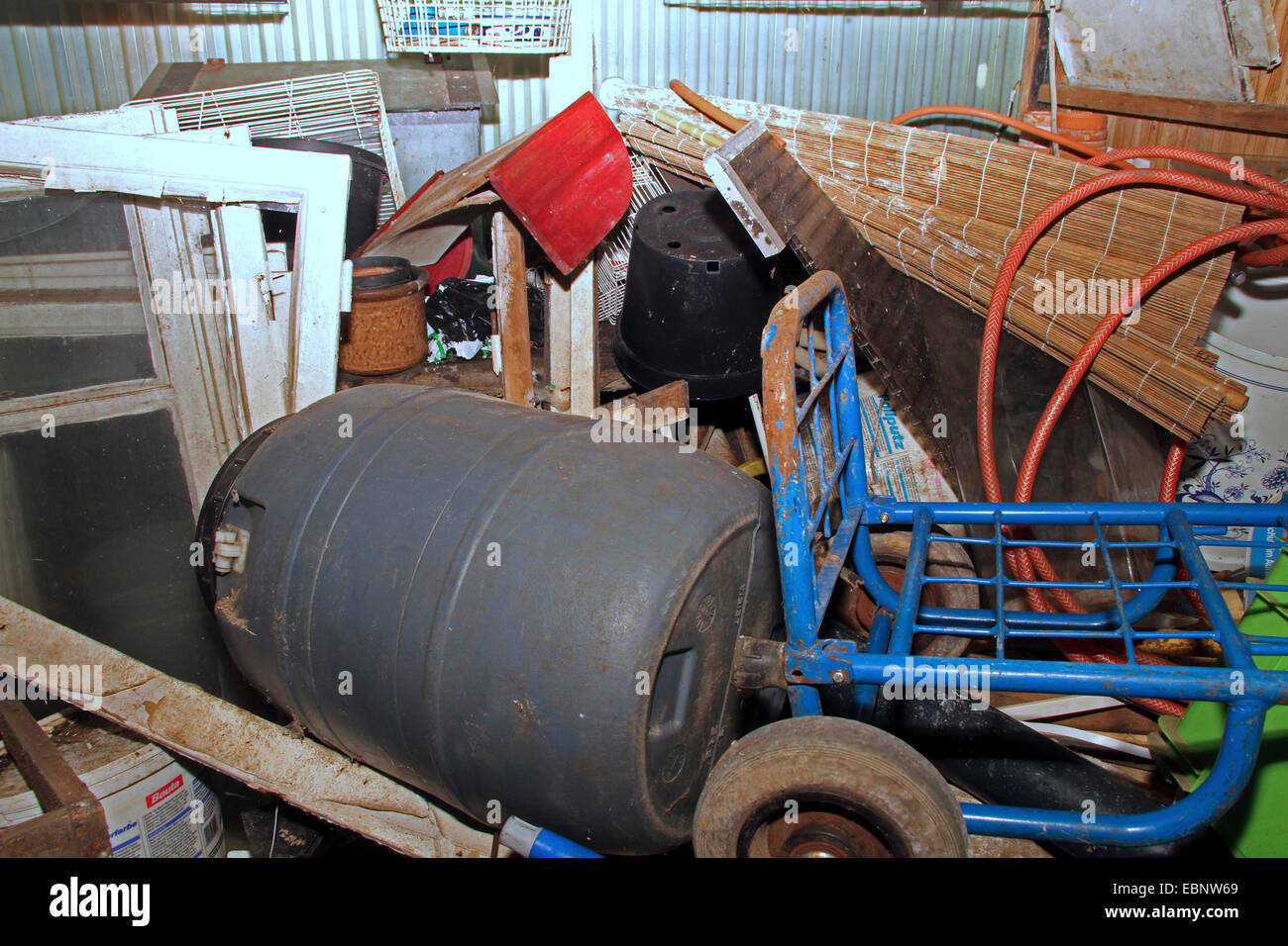 Les déchets en vrac dans une vieille cabane, Allemagne Banque D'Images