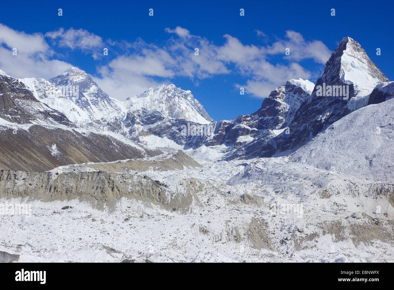 Le mont Everest, Nuptse, Nirekha Kangchung, (est). Devant le glacier Ngozumba, vue à partir de la 5ème lac près de Gokyo, Népal, Himalaya, Khumbu Himal Banque D'Images