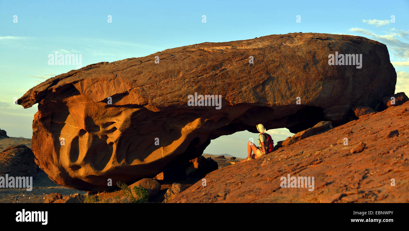 Randonneur à un arch rock dans le parc national de Naukluft près de Mirarbib, la Namibie, le Parc National Namib Naukluft Banque D'Images