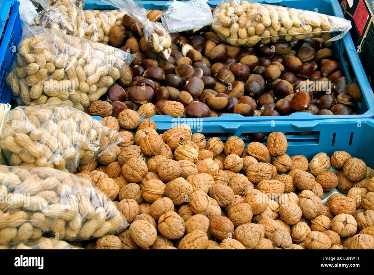 Les noix, arachides et châtaignes dans un marché, Allemagne Banque D'Images