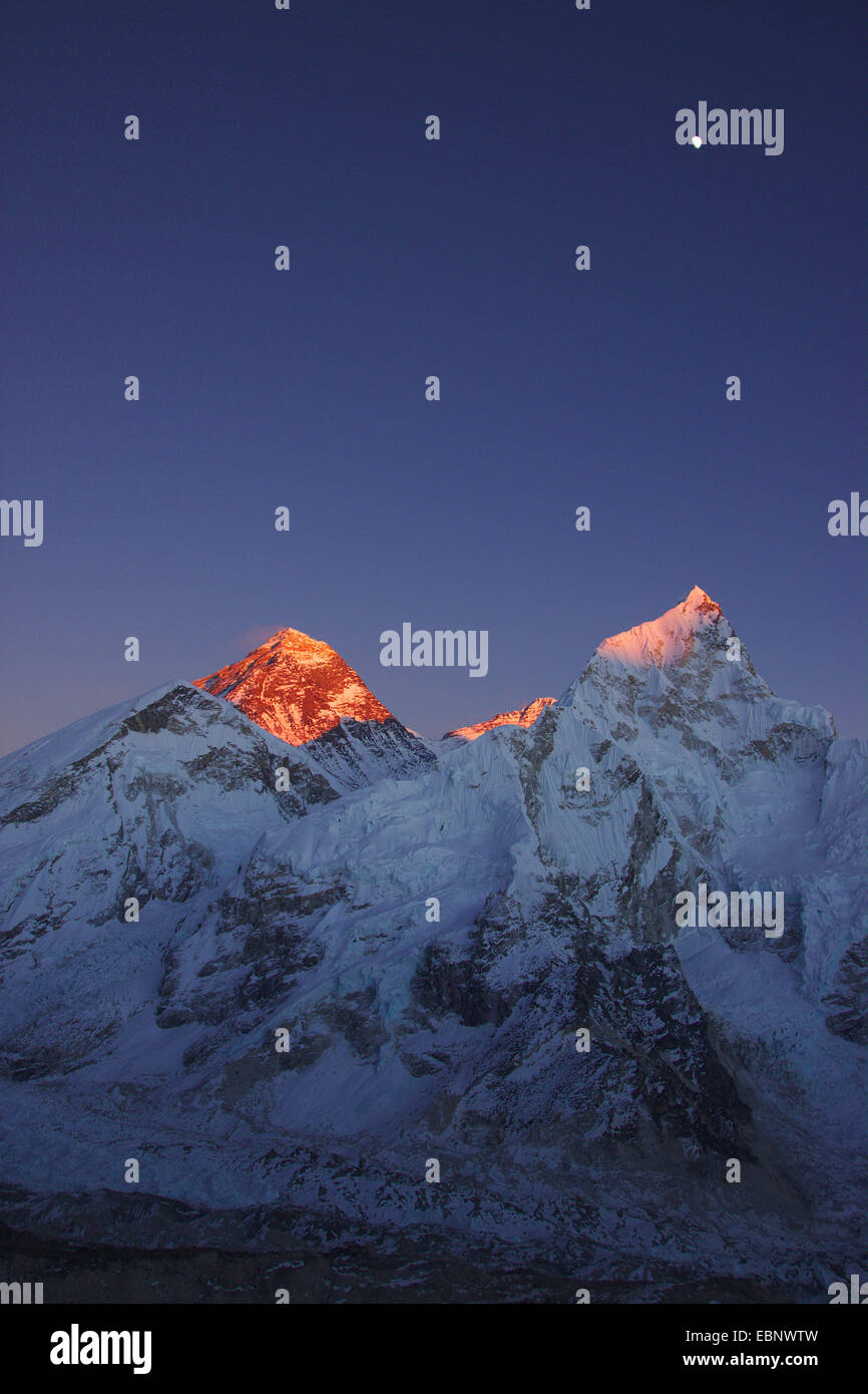 Le mont Everest en Occident avant gauche de l'épaule) et Nuptse dans lumière du soir. Vue depuis le Kala Patthar, Népal, Himalaya, Khumbu Himal Banque D'Images
