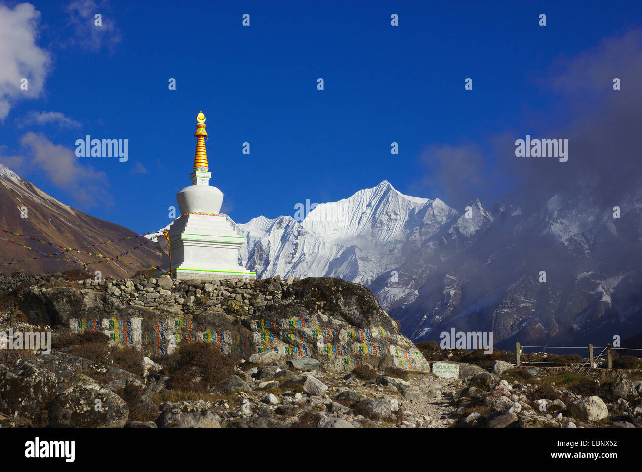 Stupa avec Gangchempo, Népal, Langtang Himal Banque D'Images