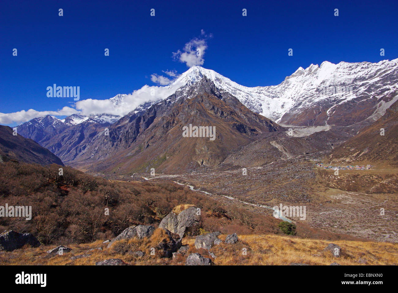 Langtang Lirung Kimshung et ci-dessous, Kyanche village Gompa, de l'ascension Richtung Ganja La, Népal, Langtang Himal Banque D'Images