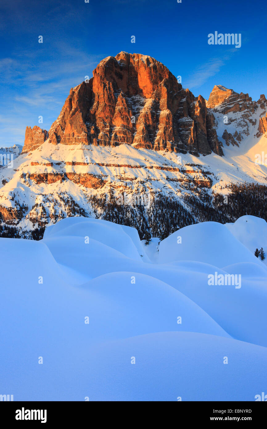 Tofana di Rozes, 3243 m, dans la lumière du soir, l'Italie, le Tyrol du Sud, Dolomites Banque D'Images