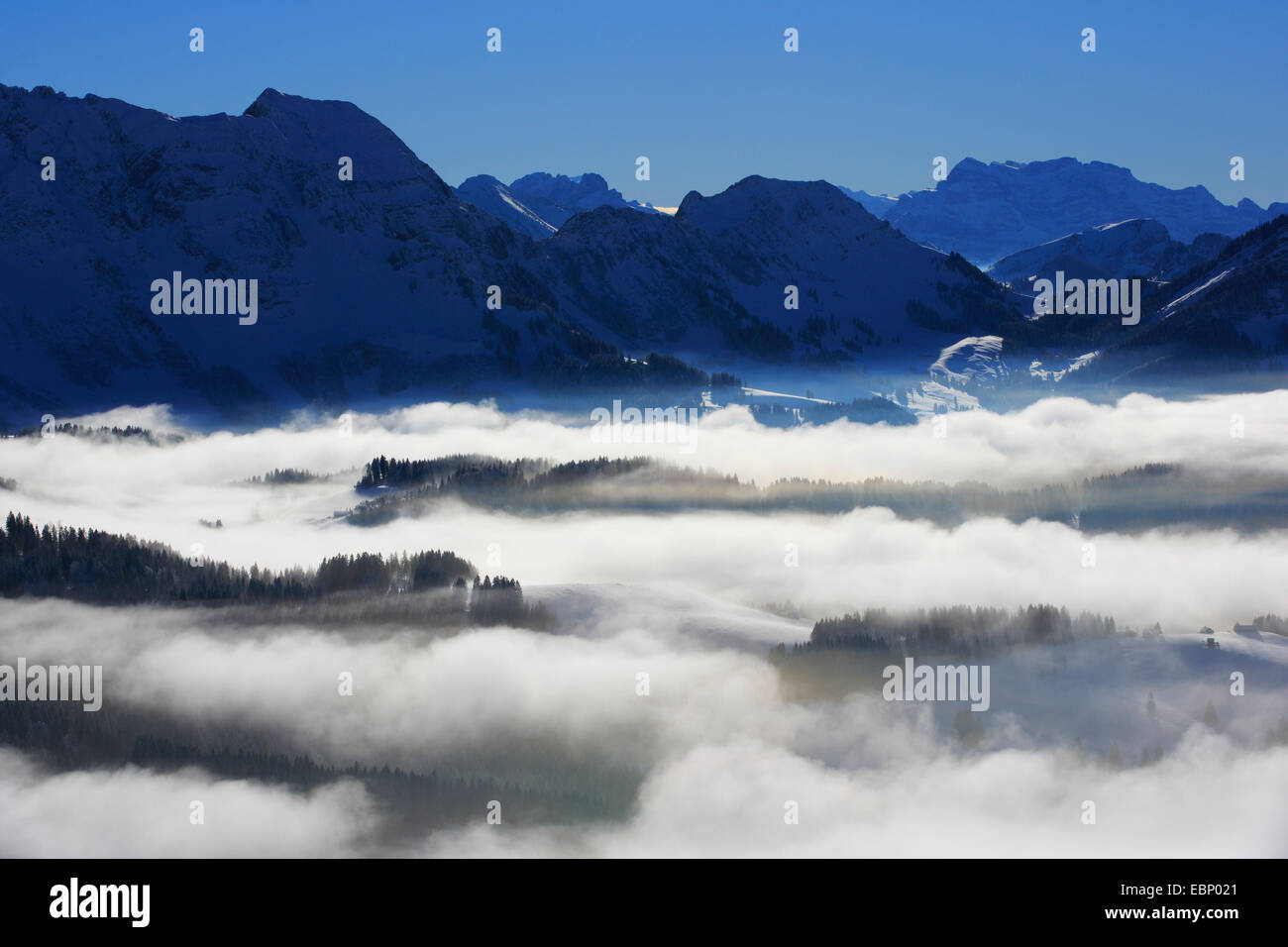 Vue de Kronberg à montagne dans brouillard au sol, Suisse Banque D'Images