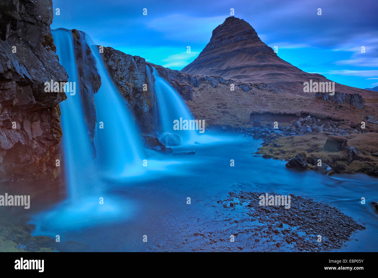 Cascade et la montagne Kirkjufell, Islande, Snaefellsness Banque D'Images