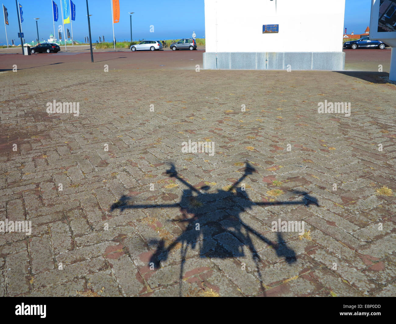 Ombre d'un drone civil au phare à Noordwijk, Pays-Bas, Hollande-du-Sud, Noordwijk Banque D'Images