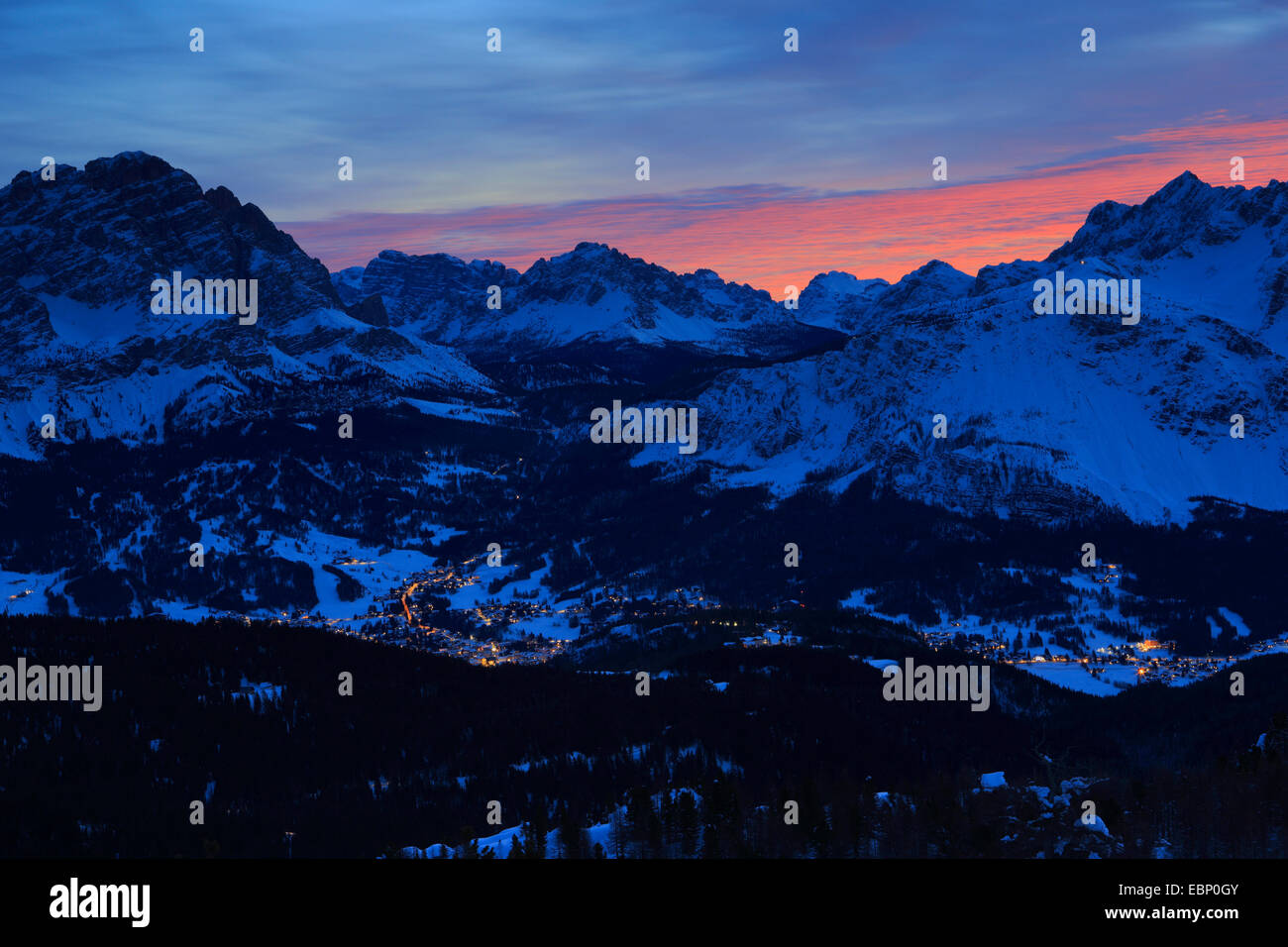 Cortina d'Ampezzo avec paysage de montagne à l'aube, l'Italie, le Tyrol du Sud, Dolomites Banque D'Images