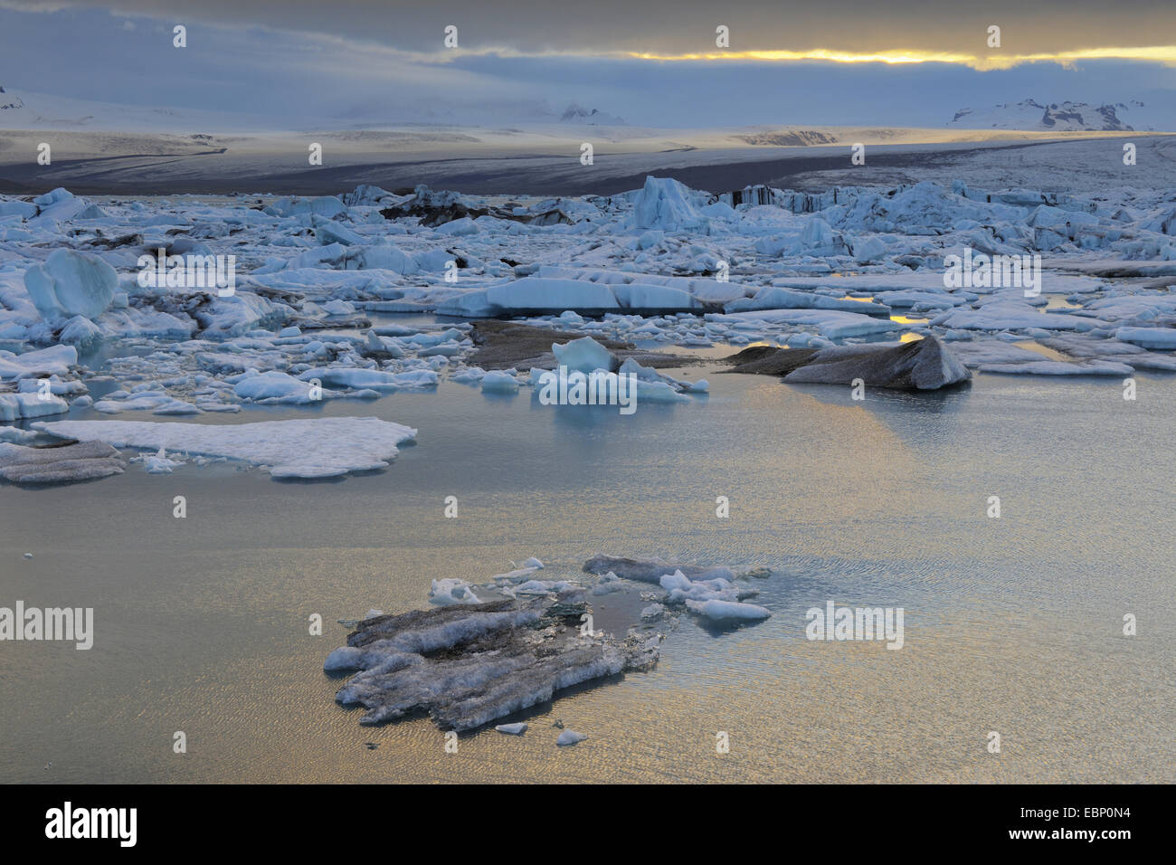 Joekulsarlon lac glaciaire dans la lumière du soir, l'Islande Banque D'Images