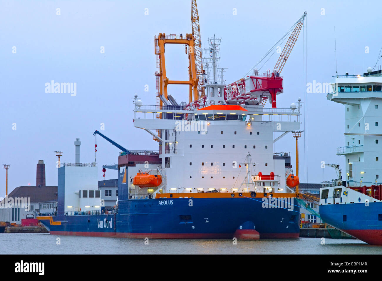 La construction d'Éole navire pour éoliennes en mer dans le port, l'Allemagne, Bremen Banque D'Images