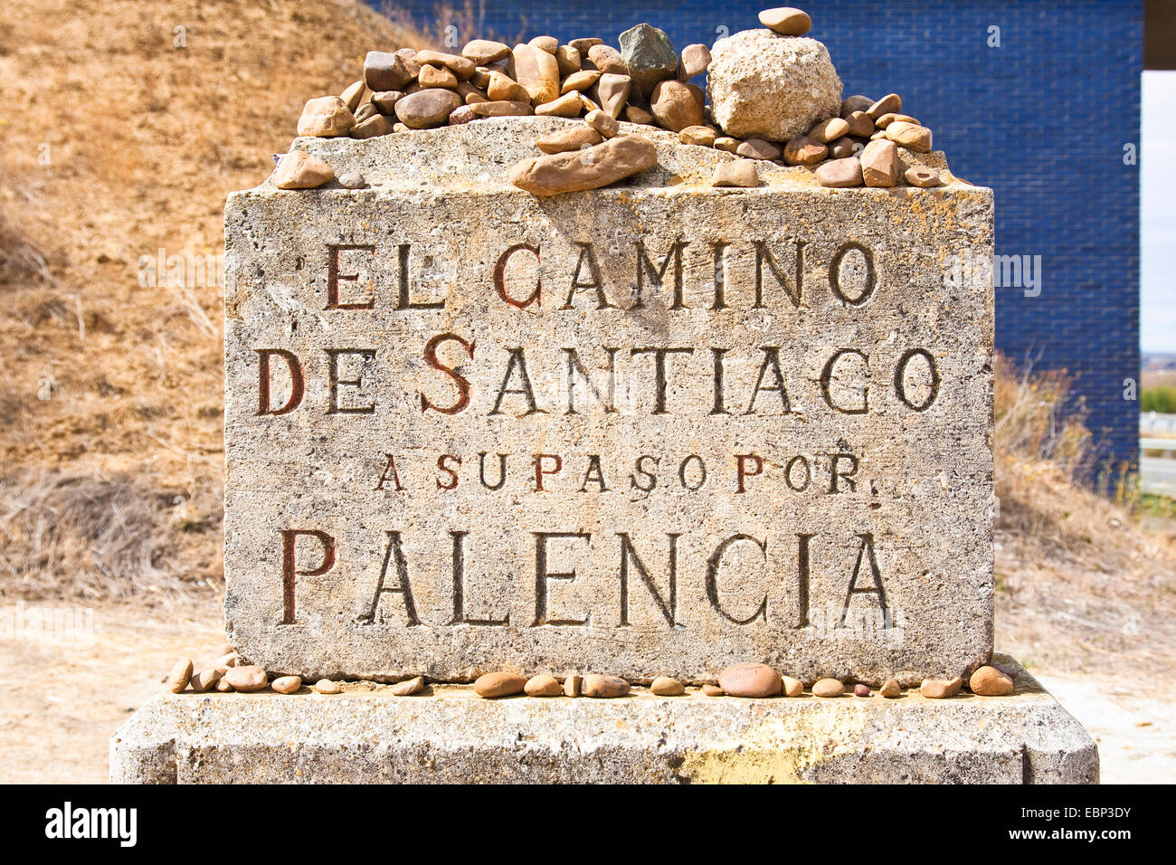 Chemin de Saint-Jacques de Compostelle, borderstone entre les provinces Palencia et Le¾n sur la route de San Nicolßs del Real Camino à Sahag·n, Espagne, Castille et Léon, Palencia Banque D'Images