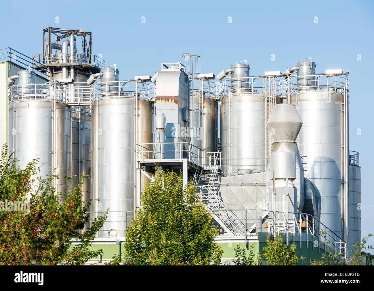 Réservoirs de stockage d'une usine chimique Banque D'Images