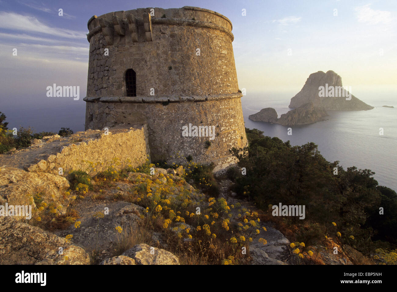 Tour de guet Torre des Savinar au point de vue Mirador des Savinar, Espagne, Baléares, Ibiza Banque D'Images