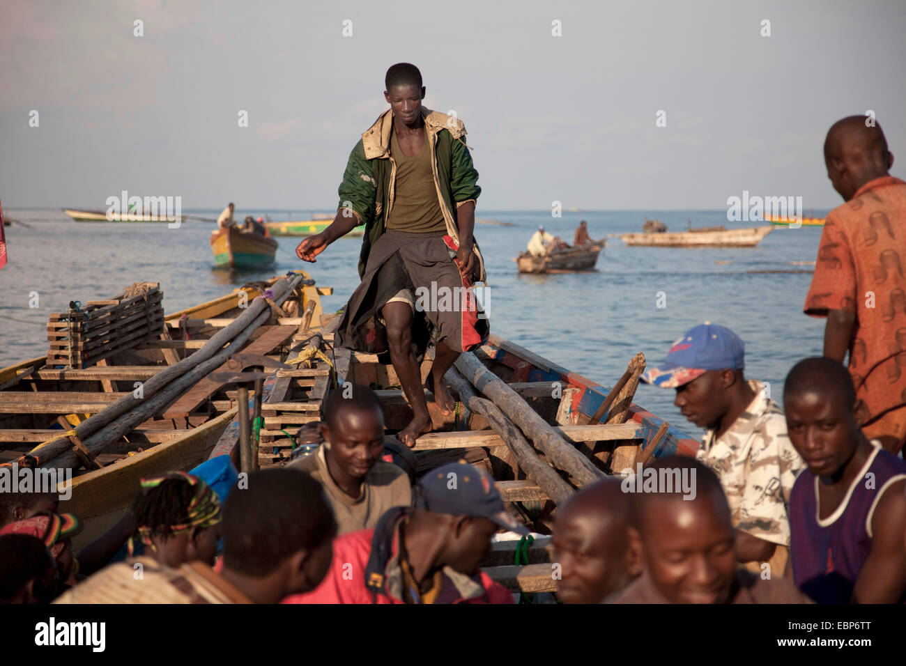 Certains pêcheurs à la rive du lac du déchargement d'un bateau s'est posé récemment, le Burundi, Nyanza-lac, Mvugo, Nyanza Lac Banque D'Images