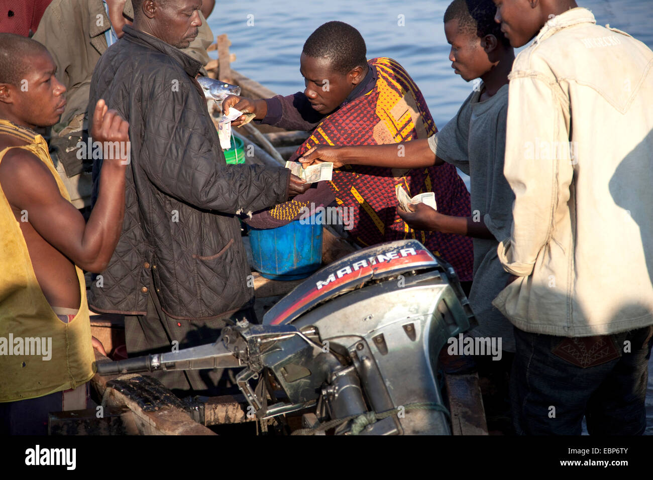 Les pêcheurs à la rive du lac vente de poissons récemment pêchés à partir d'un bateau, le Burundi, Mvugo, Nyanza Lac Banque D'Images