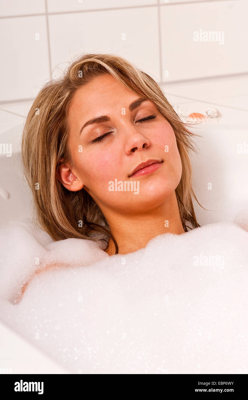 Attractive young woman relaxing dans une baignoire Banque D'Images