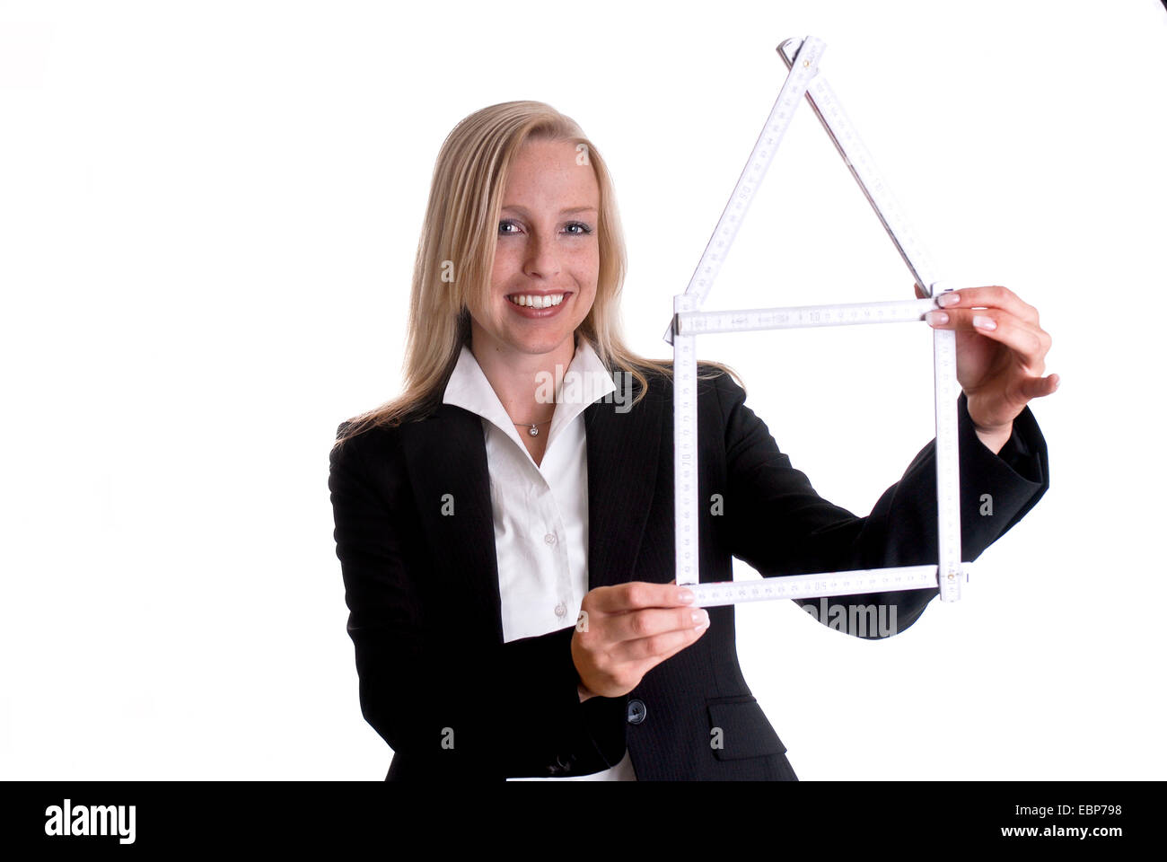 Femme avec règle de pliage en forme d'une maison Banque D'Images
