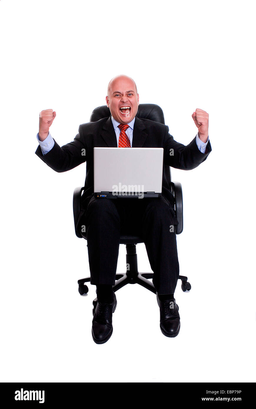 Businessman with laptop sitting on président exécutif et acclamer Banque D'Images