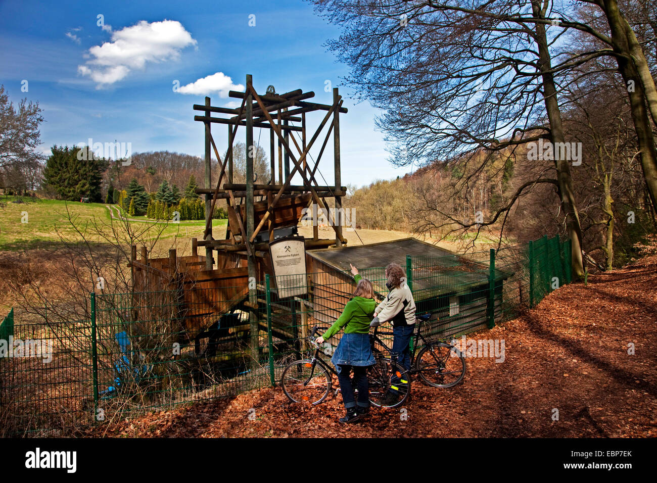 Couple avec des vélos à la mine de charbon à Egbert, en Allemagne, en Rhénanie du Nord-Westphalie, Ruhr, Witten Banque D'Images