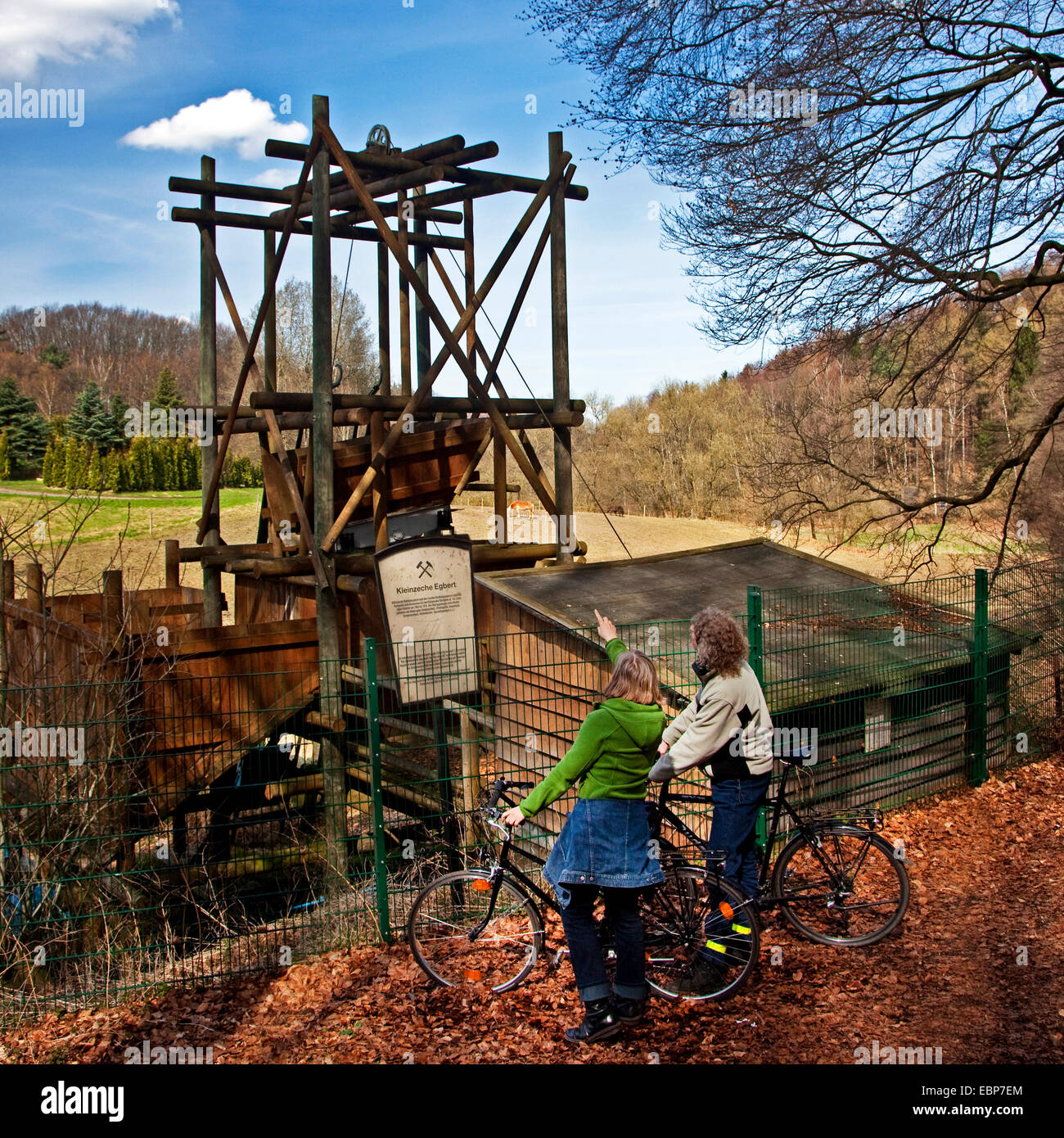 Couple avec des vélos à la mine de charbon à Egbert, en Allemagne, en Rhénanie du Nord-Westphalie, Ruhr, Witten Banque D'Images