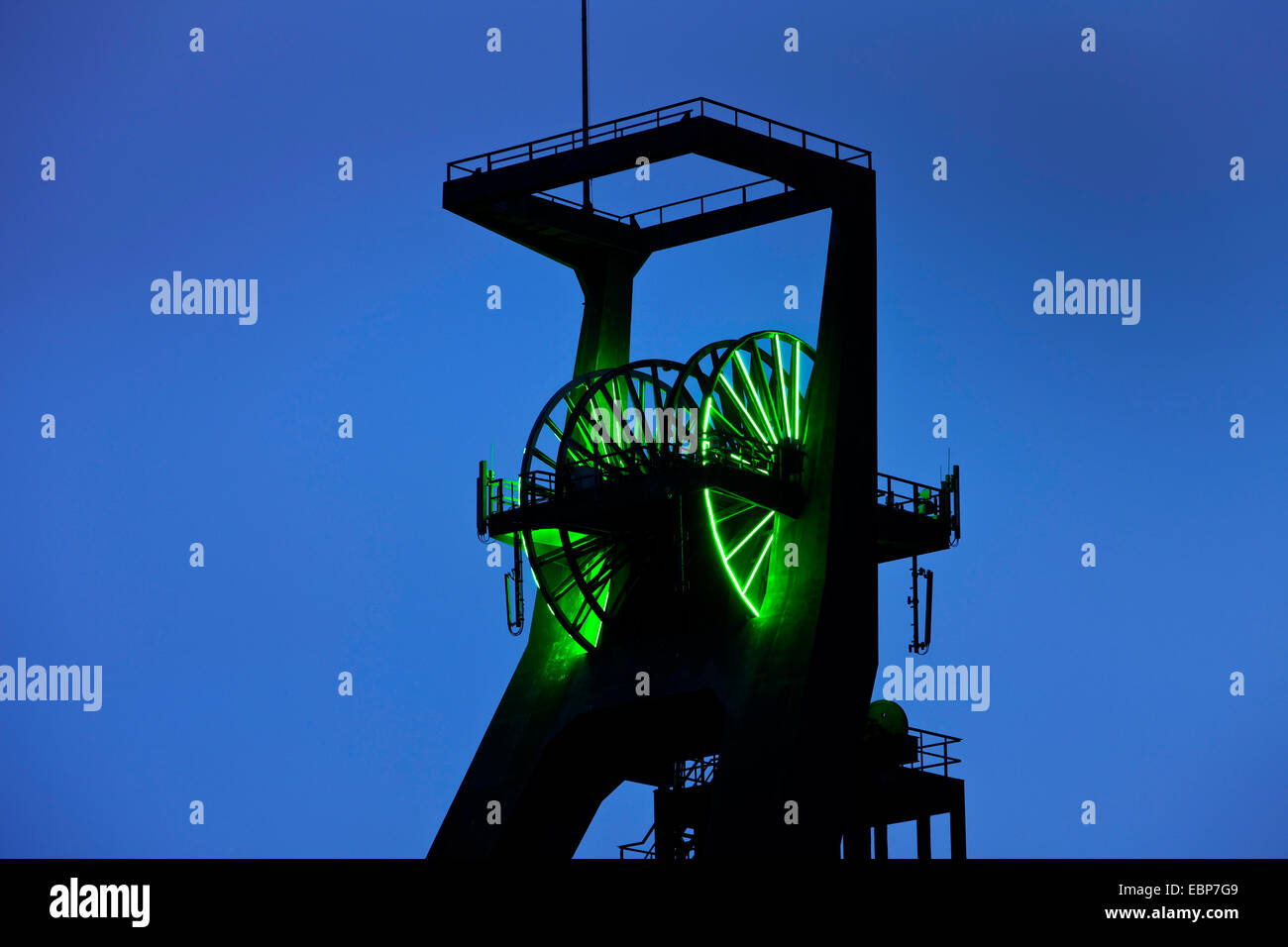 Chevalement illuminé de mine de charbon 13 Recklinghausen II à l'heure bleue, l'Allemagne, en Rhénanie du Nord-Westphalie, Ruhr, Recklinghausen Banque D'Images
