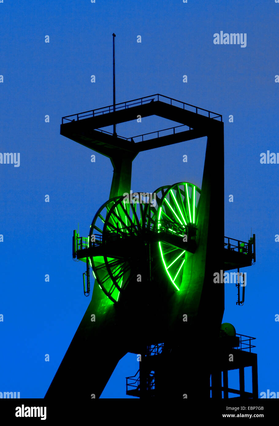 Chevalement illuminé de l'ancienne mine de charbon à Recklinghausen II à l'heure bleue, l'Allemagne, en Rhénanie du Nord-Westphalie, Ruhr, Recklinghausen Banque D'Images