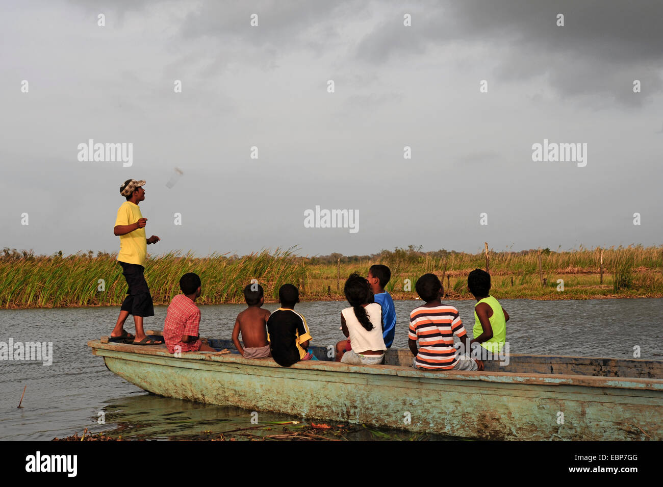 Les enfants dans une botte pêche, Honduras, Brus Laguna Banque D'Images