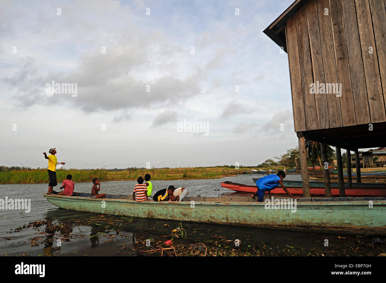 Les enfants dans une botte pêche, Honduras, Brus Laguna Banque D'Images