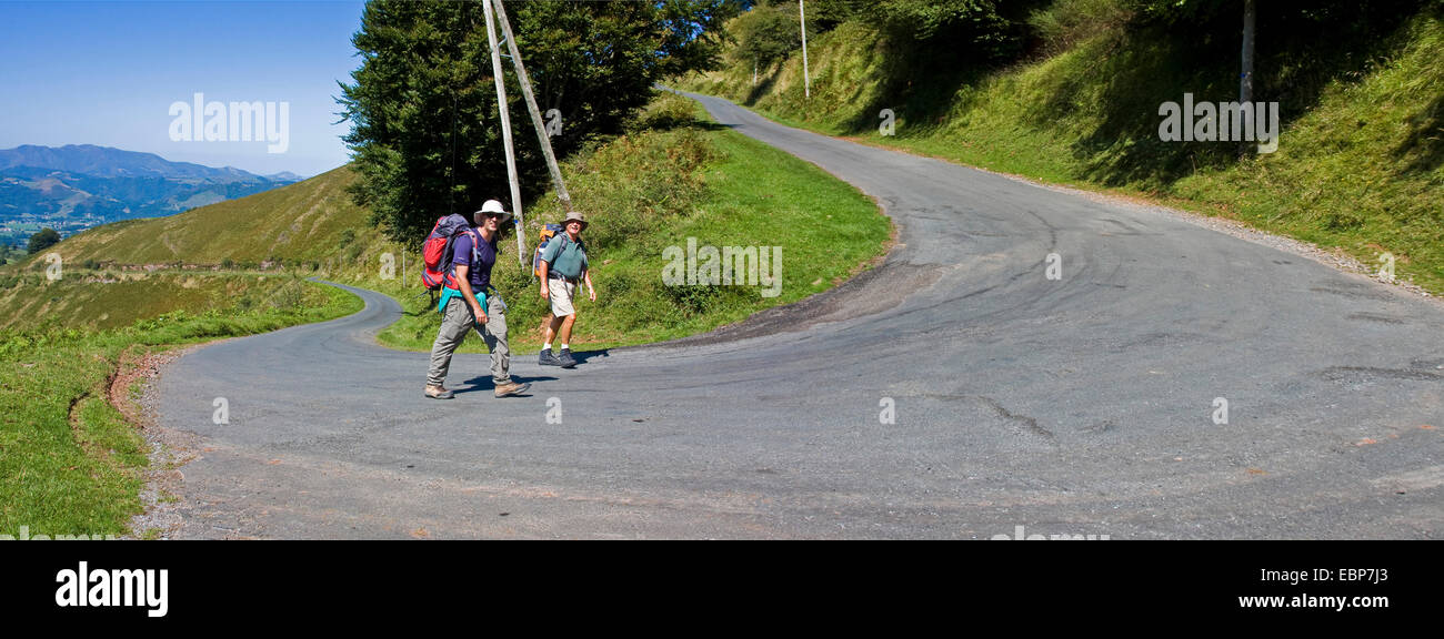 Deux pèlerins sur le chemin des pèlerins dans les Pyrénées, à chemin entre zwischen Saint Jean Pied de Port nach Roncevaux, PAS DISPONIBLE POUR UNE UTILISATION DANS LA PUBLICITÉ, la France, l'PyrÚnnÚes-Atlantiques, Pays Basque, Basse Navarre Banque D'Images