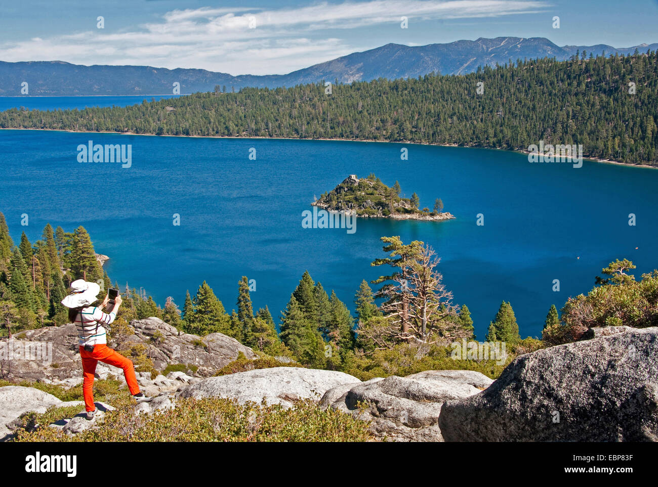 South Lake Tahoe's Emerald Bay State Park avec iPad photographe, Californie Banque D'Images