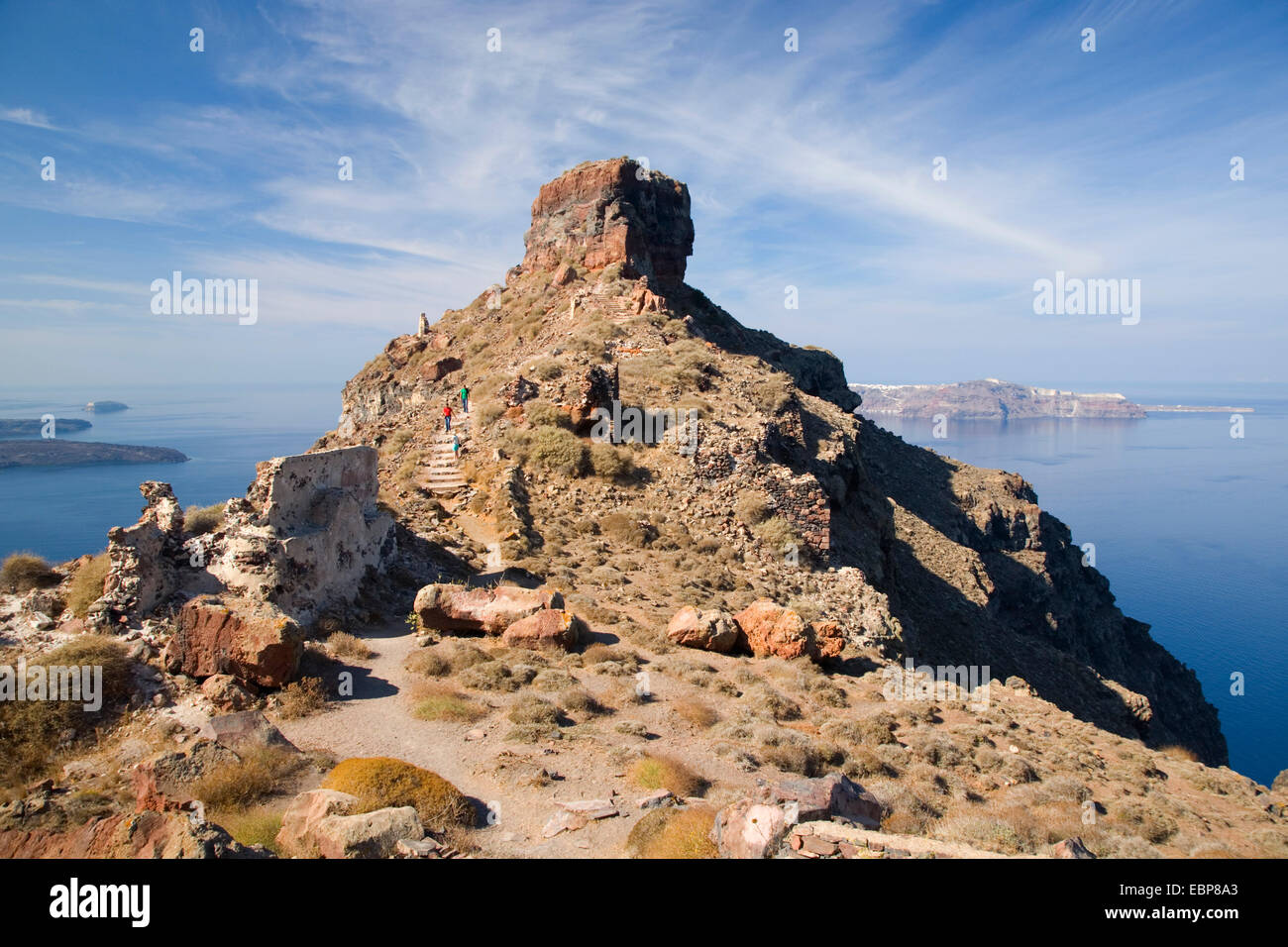 Imerovigli, Santorini, sud de la mer Egée, en Grèce. Skaros Rock s'élevant au-dessus de la caldeira, les visiteurs sur les étapes pour le sommet. Banque D'Images