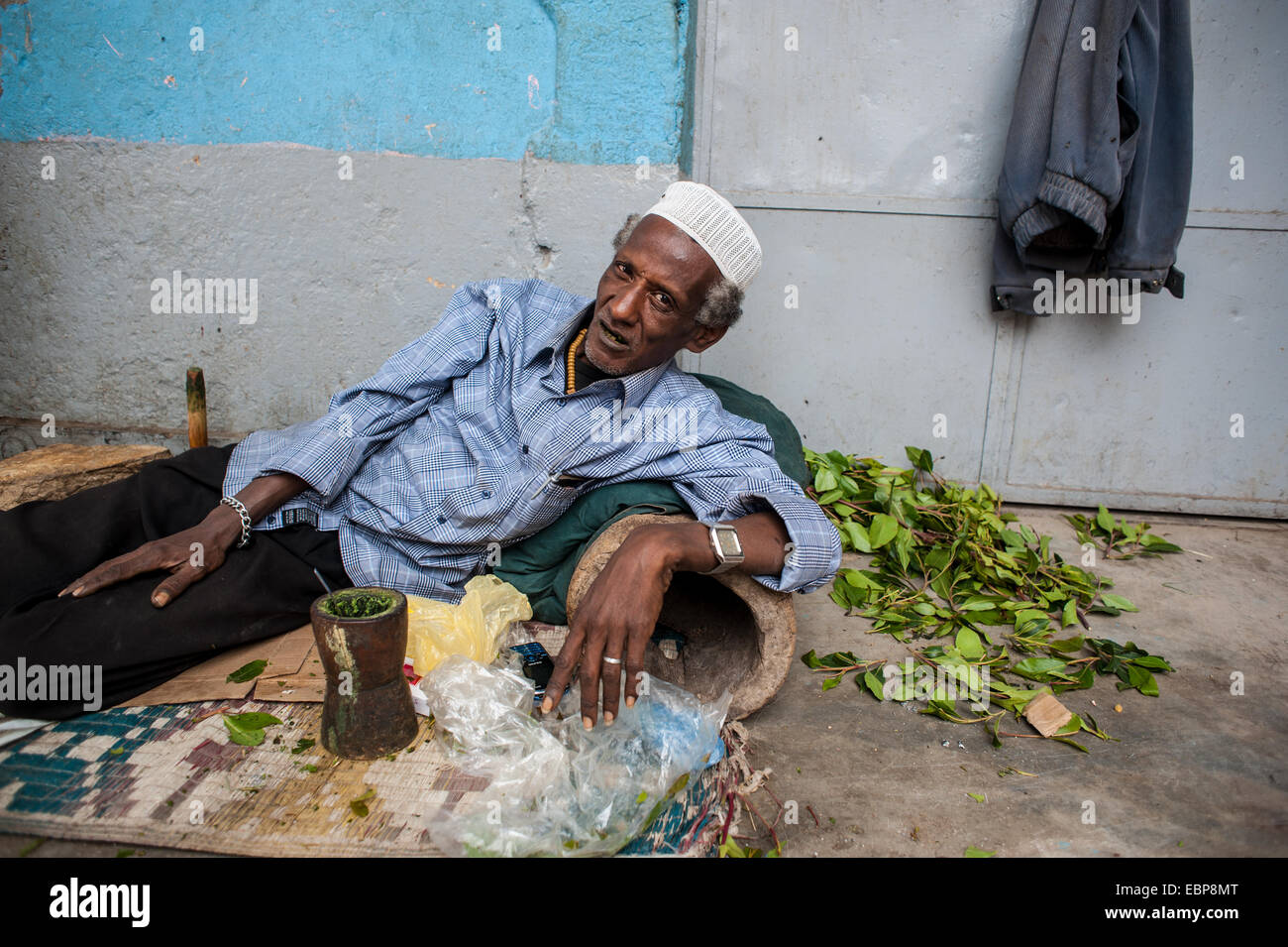 L'homme la consommation de khât dans la rue (Éthiopie) Banque D'Images