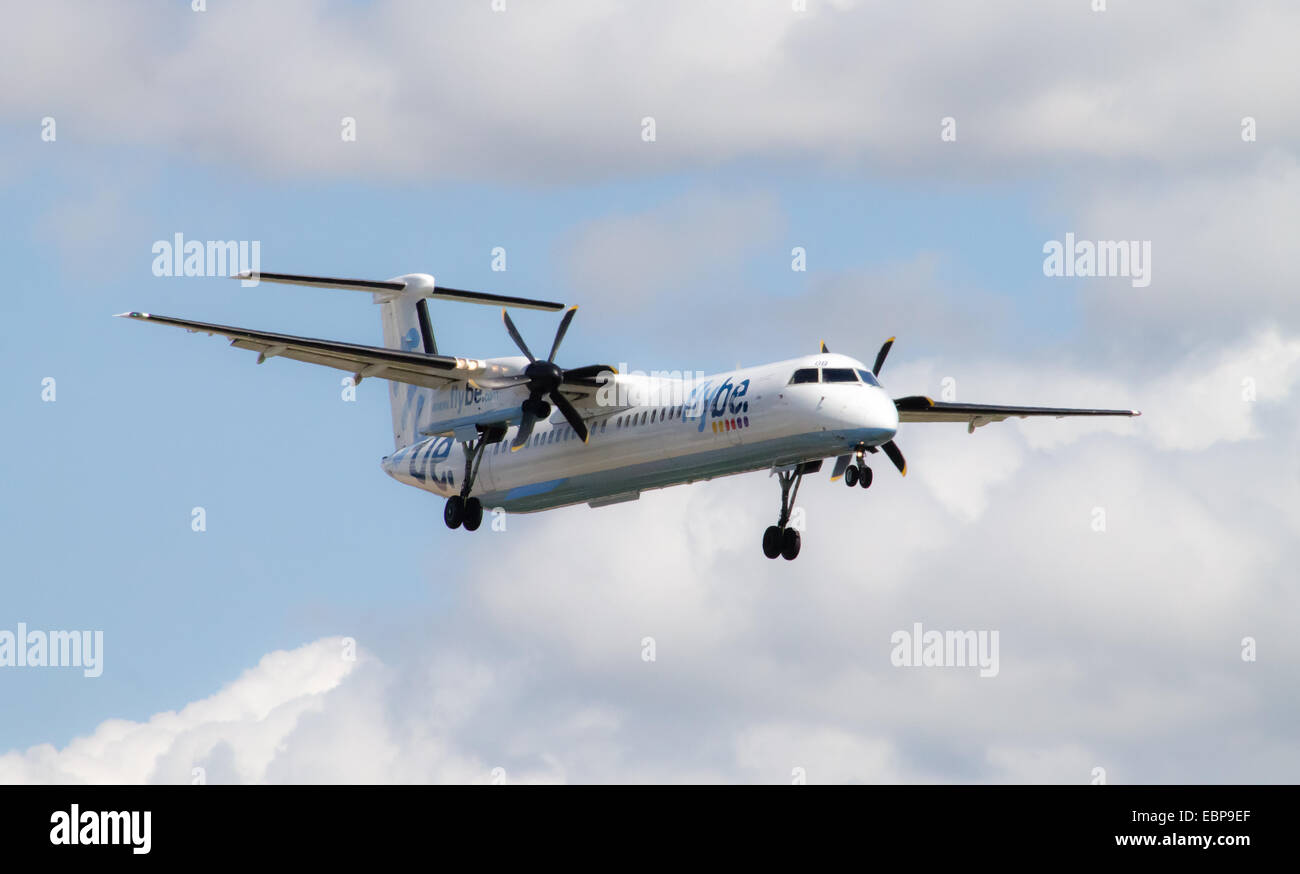 Flybe Bombardier Dash 8 Q400, à l'atterrissage à l'Aéroport International de Manchester. Banque D'Images