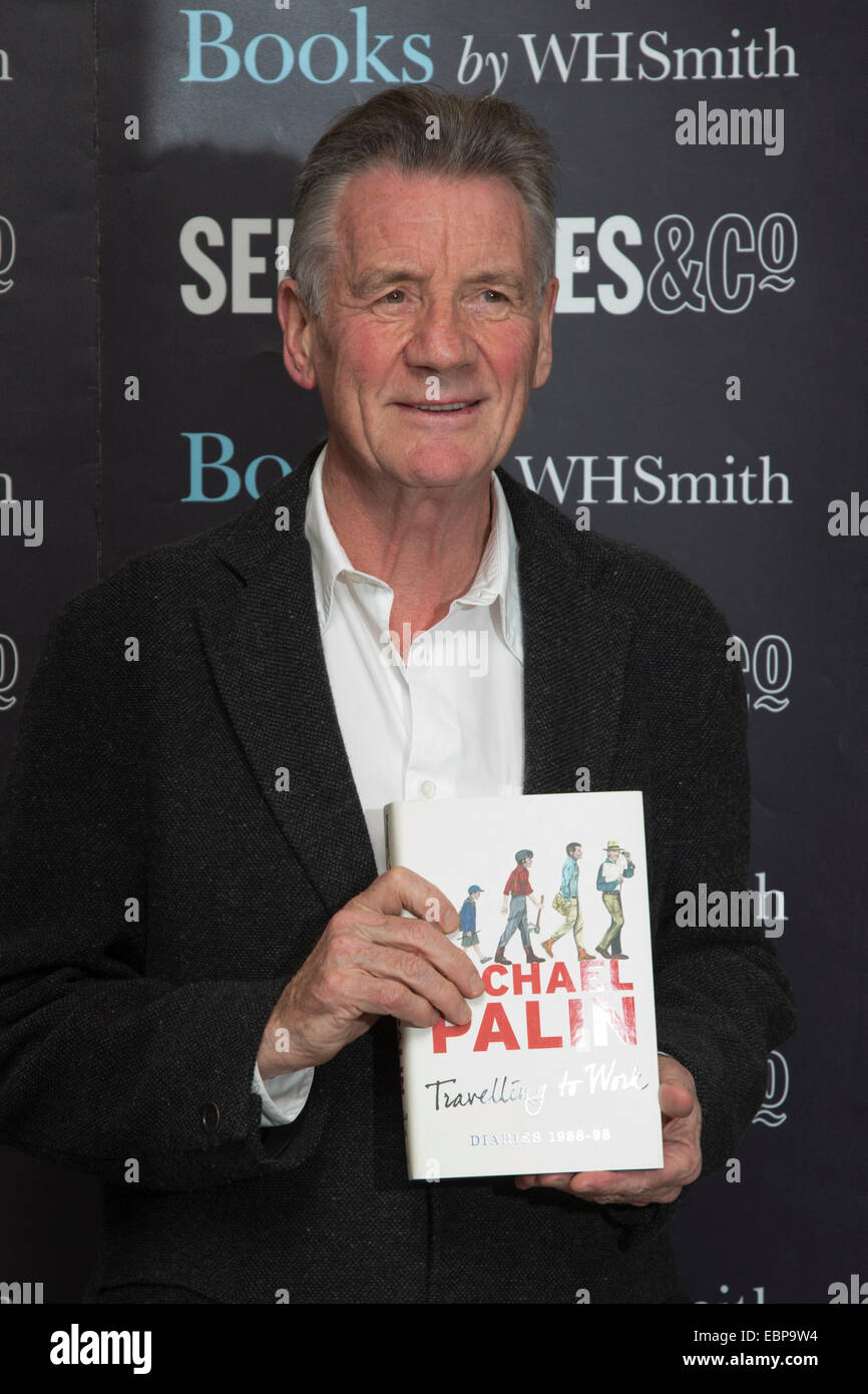 Londres, Royaume-Uni. 3 décembre 2014. Michael Palin, Monty Python star, comédien, acteur et écrivain, assiste à un livre de signature au dans l'WHSmith grand magasin Selfridges à Oxford Street, Londres. Son nouveau livre "au travail" est le troisième volume de son journal couvrant les années qu'il a passé à parcourir le monde le documentaire. Banque D'Images