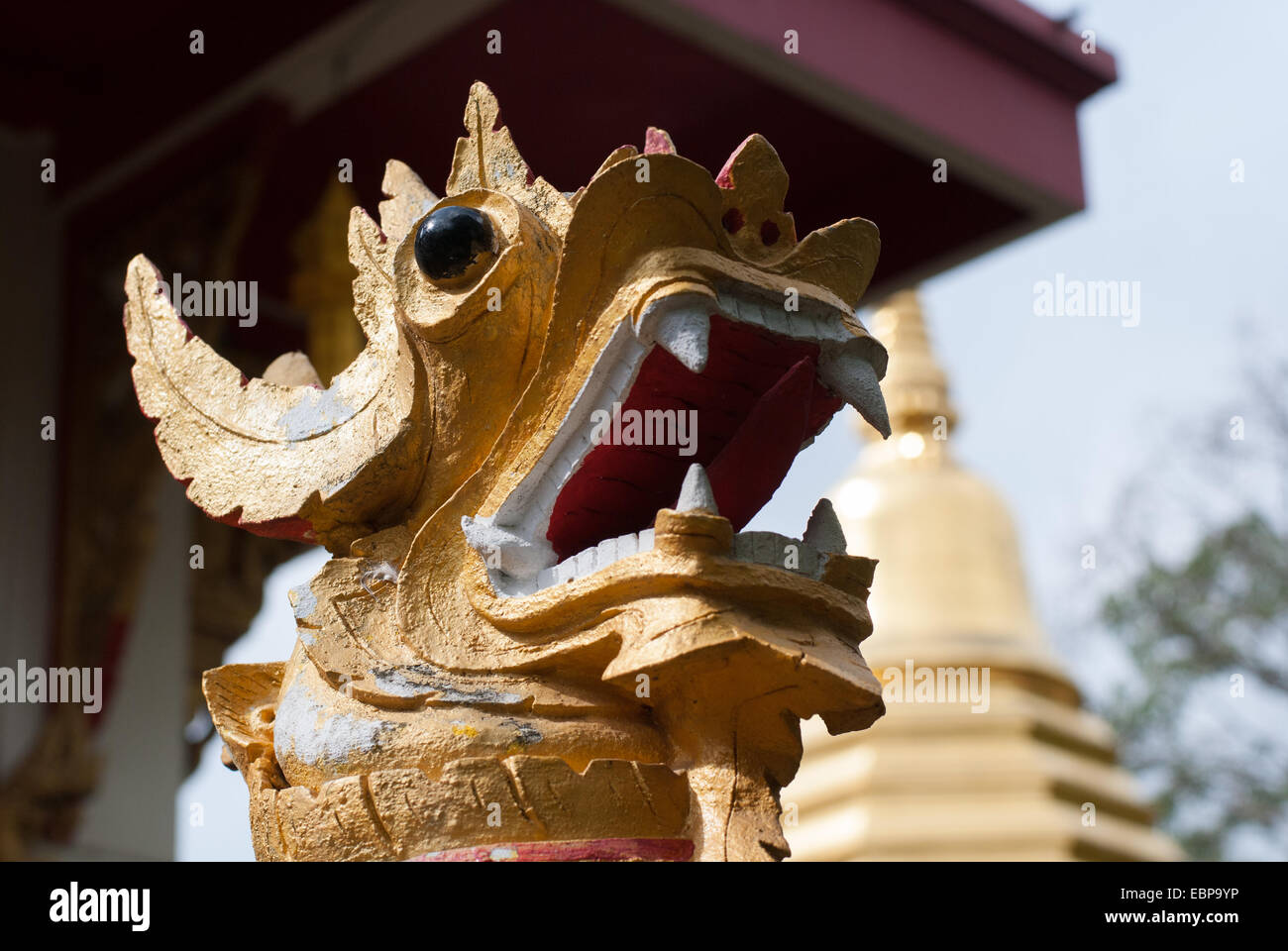 Un temple en Thaïlande est protégée par un dragon d'or Banque D'Images