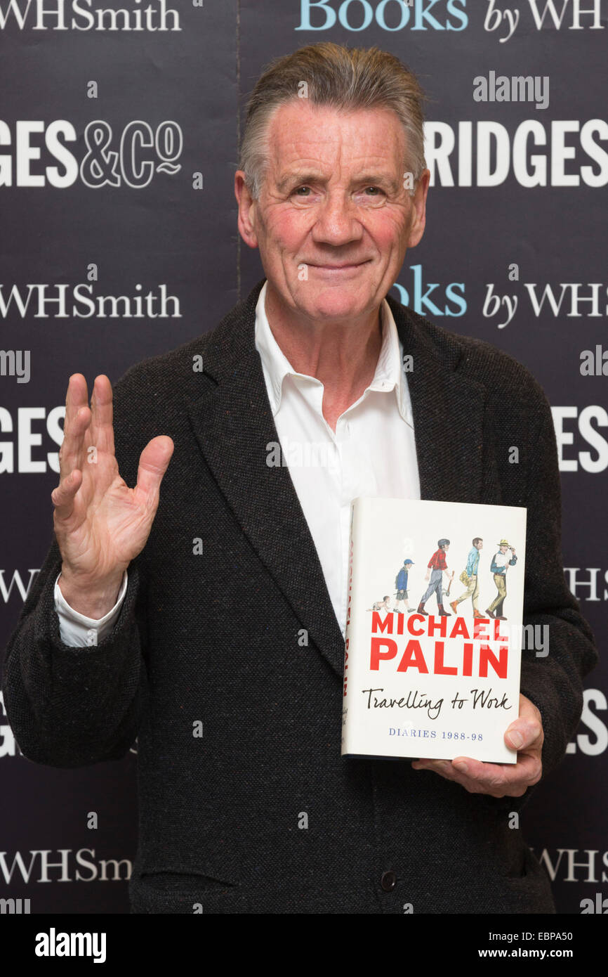 Londres, Royaume-Uni. 3 décembre 2014. Michael Palin, Monty Python star, comédien, acteur et écrivain, assiste à un livre de signature au dans l'WHSmith grand magasin Selfridges à Oxford Street, Londres. Son nouveau livre "au travail" est le troisième volume de son journal couvrant les années qu'il a passé à parcourir le monde le documentaire. Banque D'Images