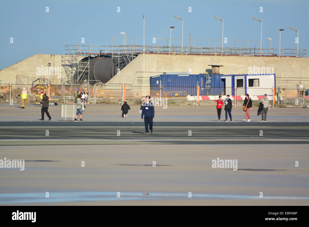 Gibraltar. 3 Décembre, 2014. Les services d'urgence à Gibraltar ont été aujourd'hui mis à l'épreuve comme une catastrophe aérienne planifiée à l'exercice a été simulée à l'aéroport de Gibraltar. Surveillés de près par les autorités de l'Aviation Civile l'exercice a été effectuée pour examiner l'efficacité de tous les services essentiels à la fois le civil et le ministère de la Défense, en particulier dans les structures de commandement de bronze et d'argent et de l'intervention. Crédit : Stephen Ignacio/Alamy Live News Banque D'Images