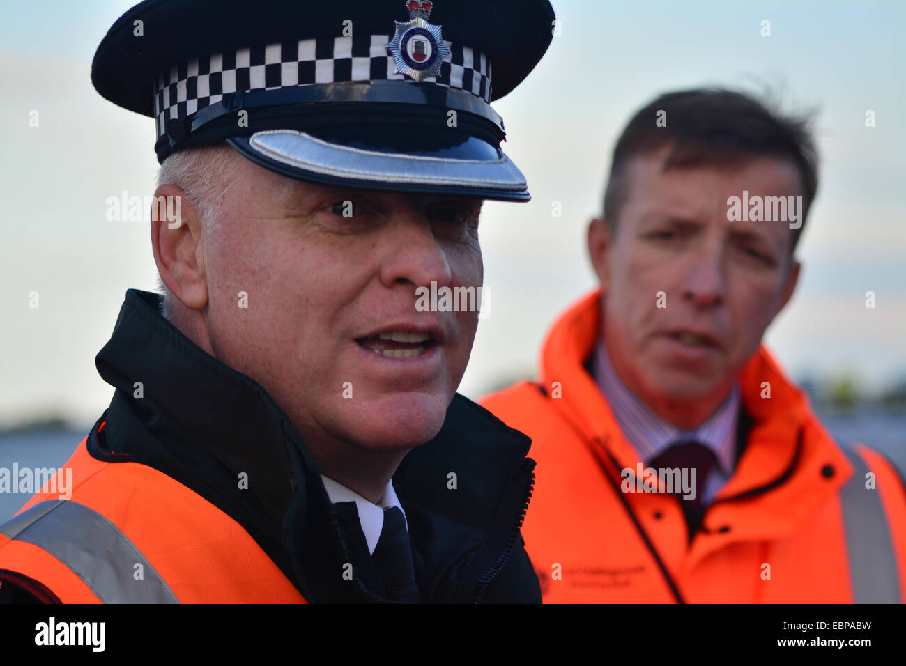 Gibraltar. 3 Décembre, 2014. Les services d'urgence à Gibraltar ont été aujourd'hui mis à l'épreuve comme une catastrophe aérienne planifiée à l'exercice a été simulée à l'aéroport de Gibraltar. Surveillés de près par les autorités de l'Aviation Civile l'exercice a été effectuée pour examiner l'efficacité de tous les services essentiels à la fois le civil et le ministère de la Défense, en particulier dans les structures de commandement de bronze et d'argent et de l'intervention. Crédit : Stephen Ignacio/Alamy Live News Banque D'Images