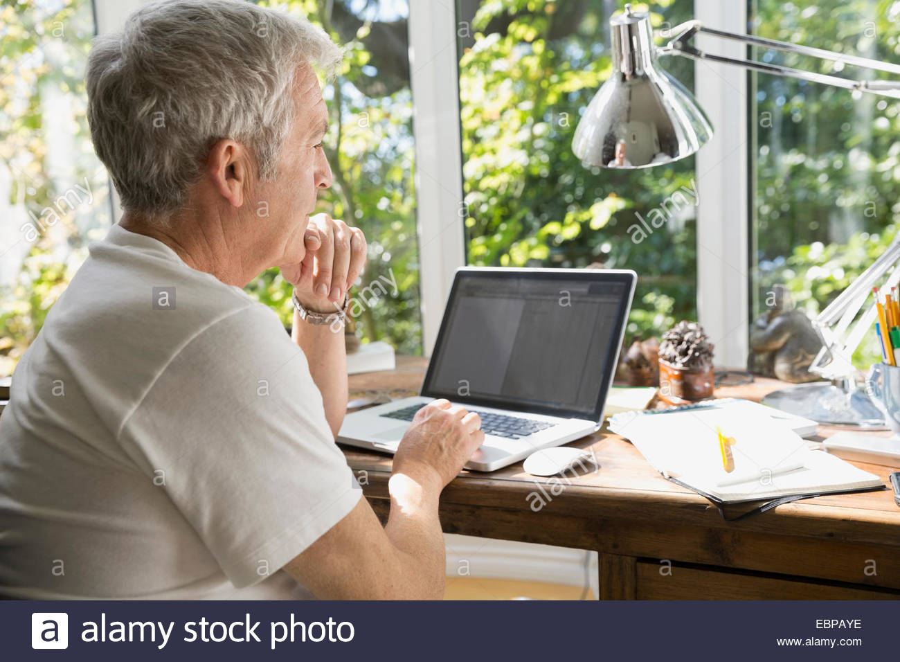 Man working at laptop in office Banque D'Images