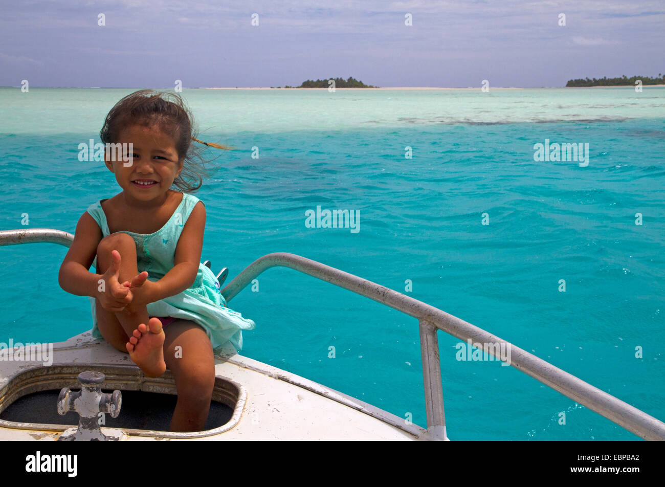 Jeune fille sur un bateau dans le lagon d'Aitutaki Banque D'Images