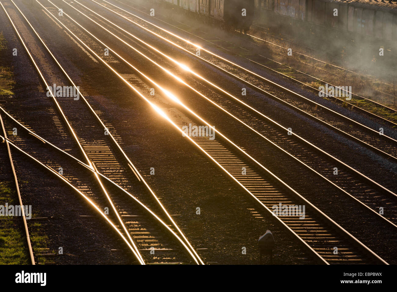 Les lignes de chemin de fer à Burton-on-Trent, Royaume-Uni, plus tard en après-midi, soleil d'hiver. Banque D'Images