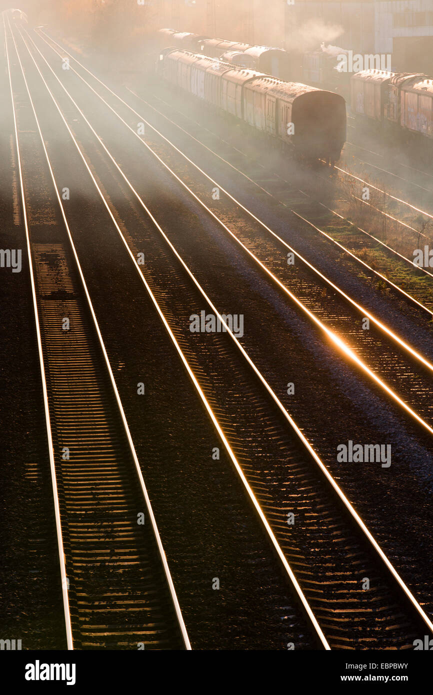 Les lignes de chemin de fer à Burton-on-Trent, Royaume-Uni, plus tard en après-midi, soleil d'hiver. Banque D'Images