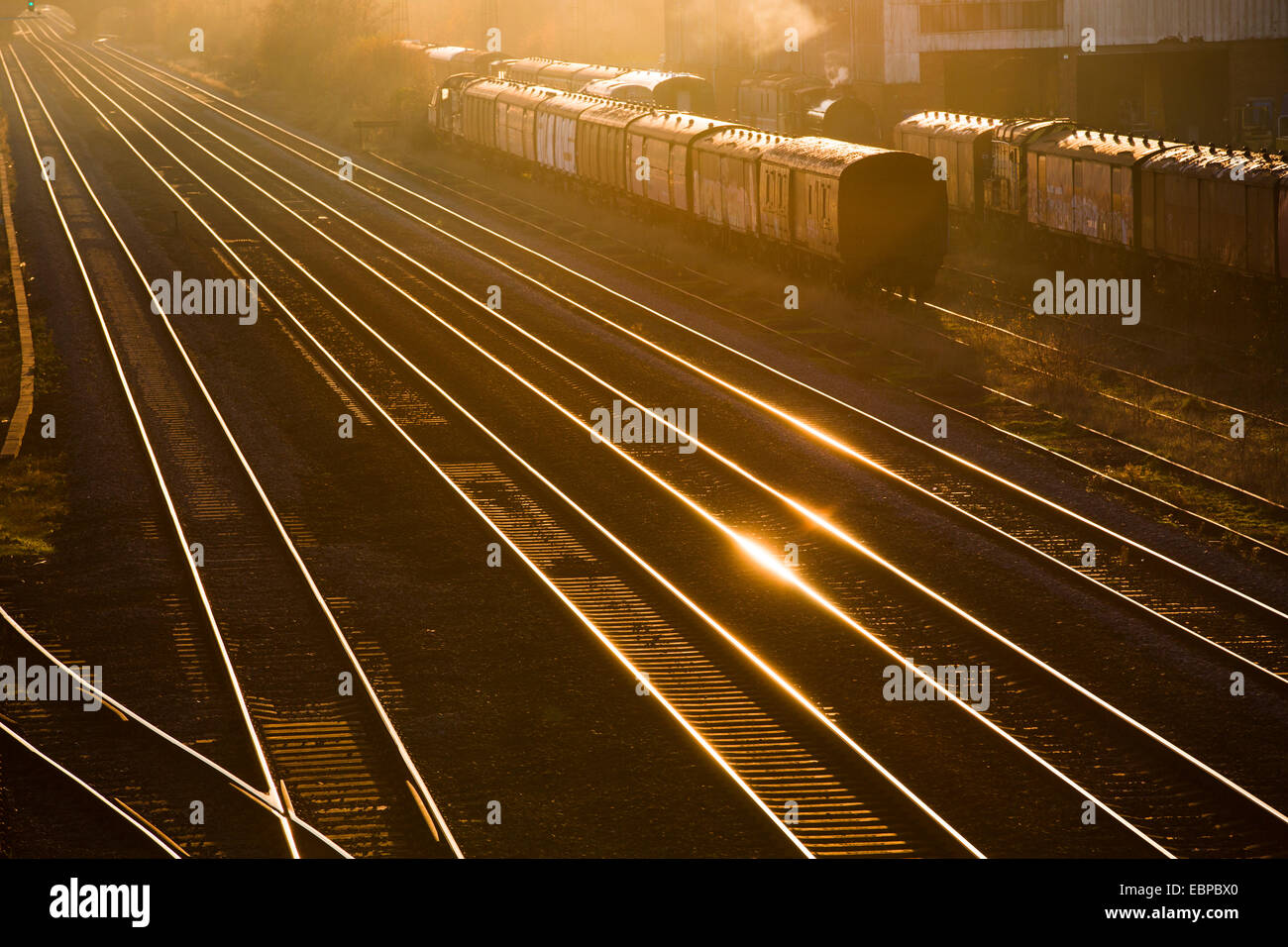 Les lignes de chemin de fer à Burton-on-Trent, Royaume-Uni, plus tard en après-midi, soleil d'hiver. Banque D'Images