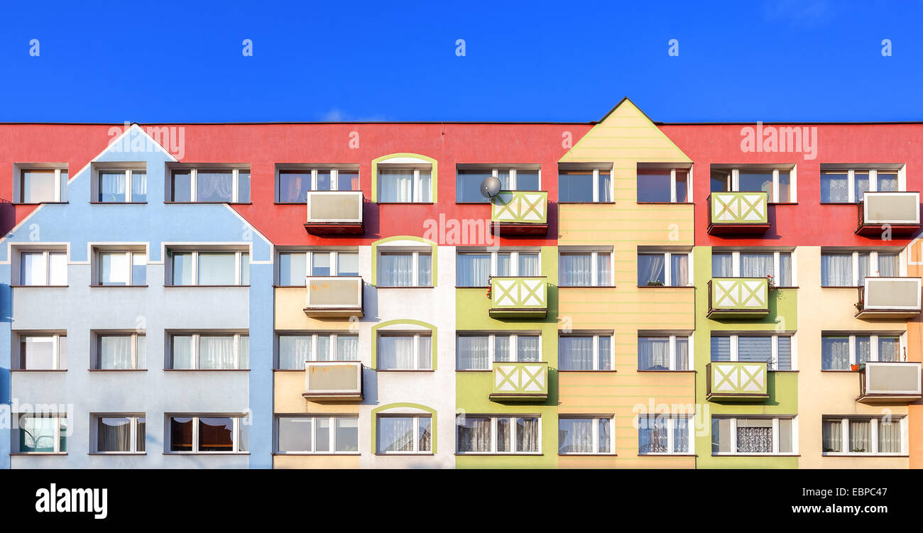 Façade colorée d'un immeuble résidentiel. Banque D'Images