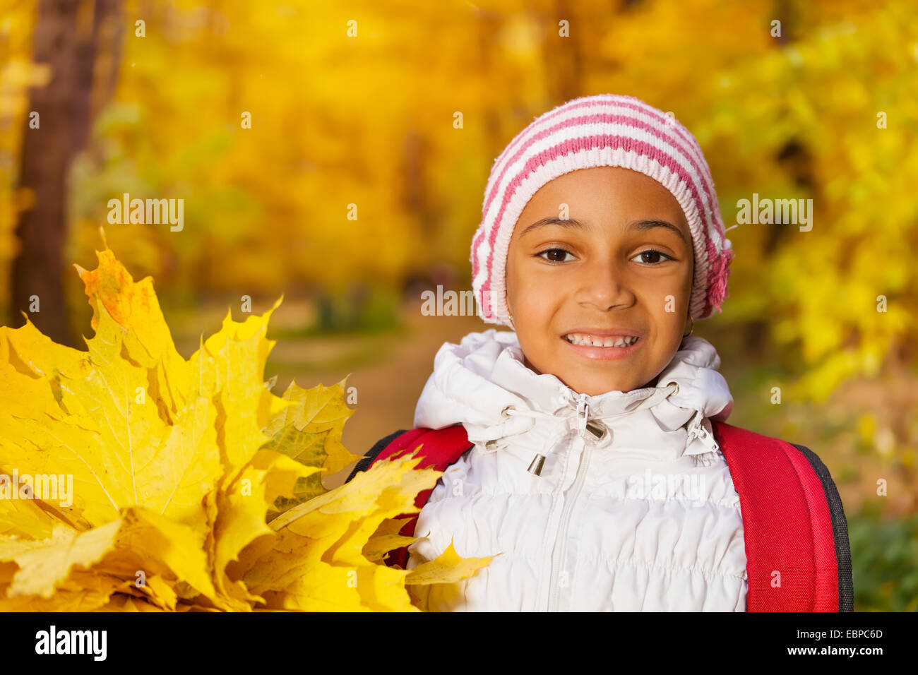 Portrait of African girl avec feuilles bouquet Banque D'Images