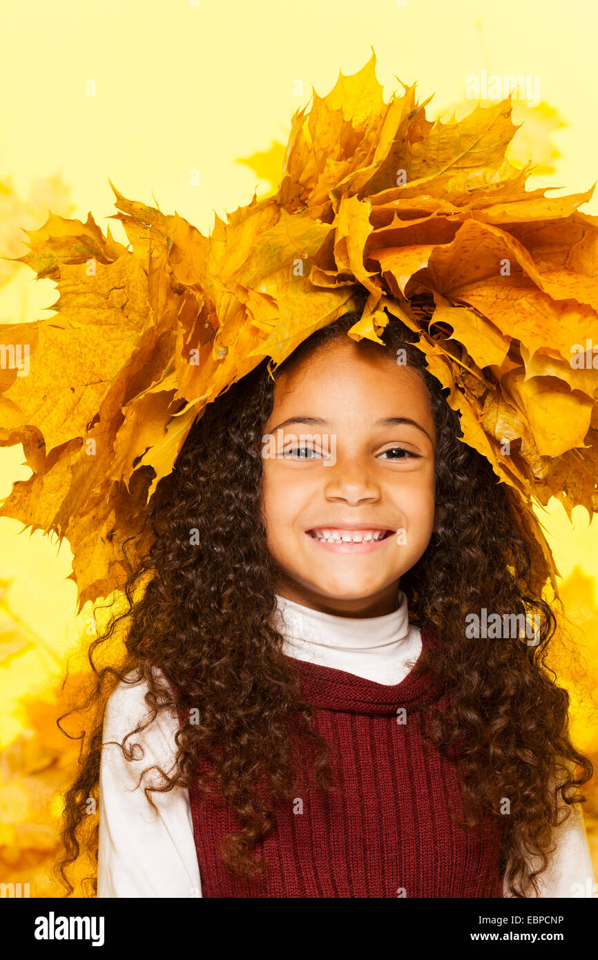 Smiling black girl guirlande de feuilles d'érable Banque D'Images