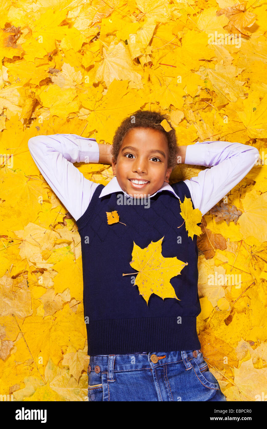 Happy boy Nice à l'automne feuilles d'érable Banque D'Images