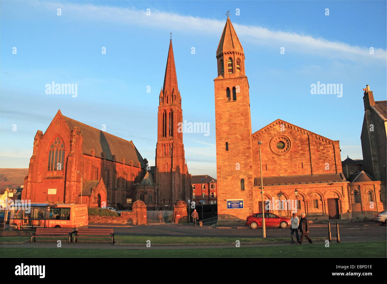 Clark Memorial Church (à gauche) et St John's Church, Largs, North Ayrshire, Ecosse, Grande-Bretagne, Royaume-Uni, UK, Europe Banque D'Images