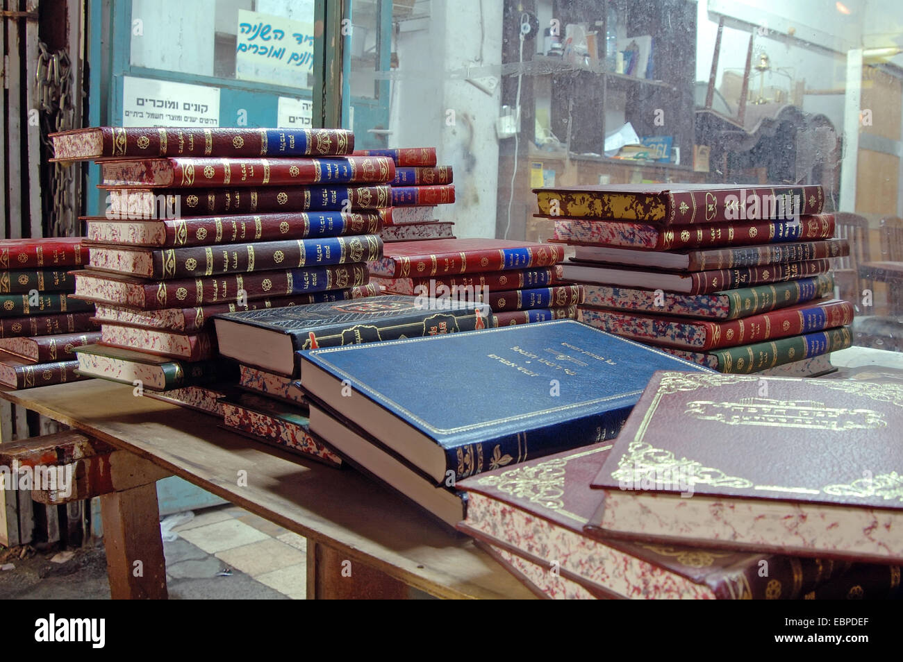 Les livres saints en me'a She'arim, Jérusalem, Israël Banque D'Images