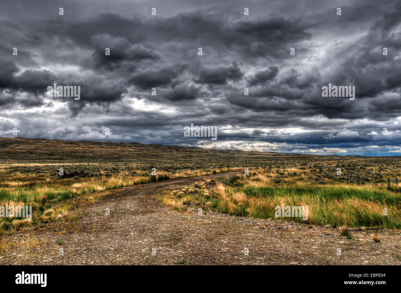 Vue panoramique de l'espace rural Montana farm country sous un ciel orageux Banque D'Images